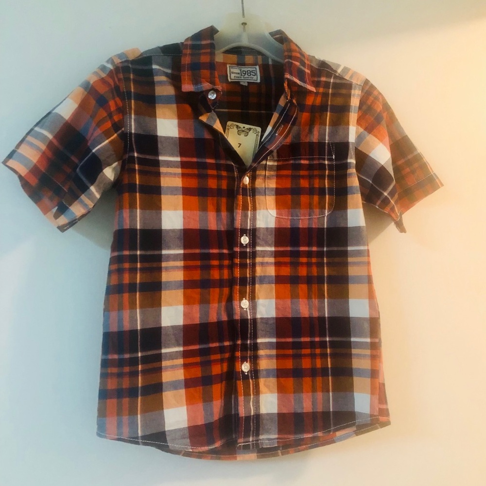 Boys size 7 s/s plaid button down shirt